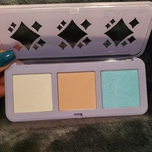 "Halo Lovely" Powder Highlighter Trio pallette